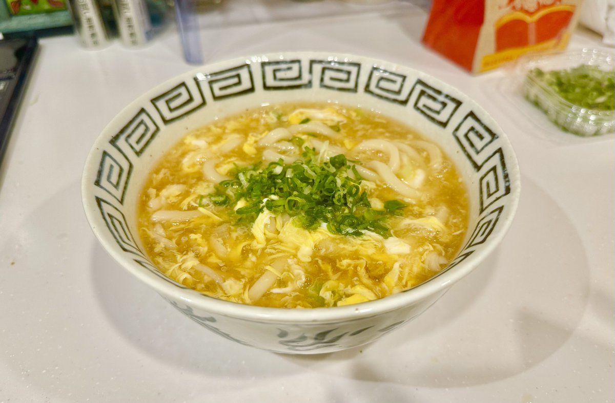 久々に妻が風邪引いたので、卵とじあんかけ生姜うどんを作る。 ①水に麺つゆとすりおろし生姜を入れる ②沸騰させてうどんと長ネギ入れる ③麺だけ器に移動させる ④汁に水溶き片栗粉入れてかき混ぜる ⑤とろみがついたら溶き卵入れる ⑥器に汁入れてフィニッシュ 梅干し乗せるのもオススメ。