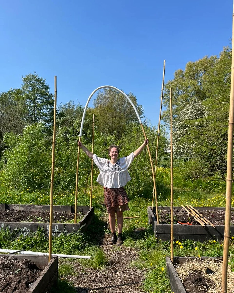 What a beautiful sunny day we had on Saturday 🌞 we had a lovely visit from Patrick and Randa of @SowDiverse The gave us some great advice on planting and looking after our crops, Luna & Milena measuring for our senory tunnel that will lead into our willow dome 😊🌱