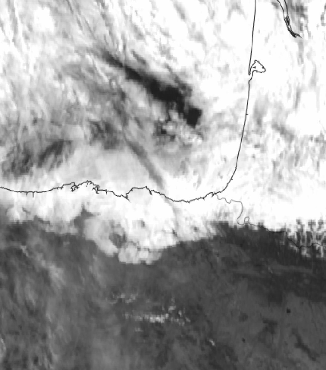 Imagen del canal visible de alta resolución del satélite #Meteosat correspondiente a las 11:30 h En ella vemos nítidamente como la nubosidad baja, la típica #Txapela , cubre #Bizkaia , #Gipuzkoa , norte de #Araba #Álava y norte/noroeste de #Navarra