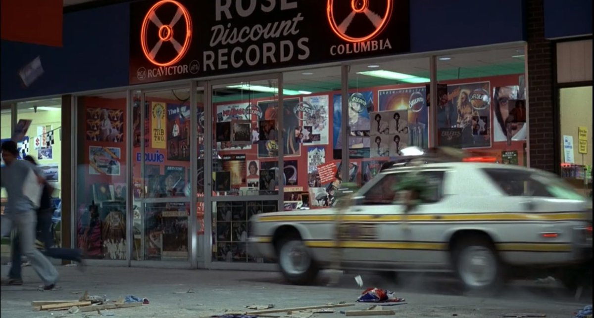 「ブルース・ブラザース」でレコード店にパトカーが突っ込むシーン。よく見たら店内にフランク・ザッパの『シーク・ヤブーティ』が飾ってあることに気付いた。