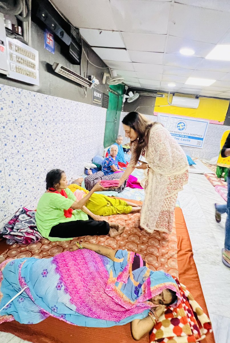 With the affectionate mothers on #MothersDay ✨ Grateful for the opportunity to join #SarvaHitam Manav Seva Sansthan in bringing comfort to the elderly women at Guru Vishram Vridh Ashram Delhi, distributing sleepers and spreading love 💕 And on this special occasion of Mother's