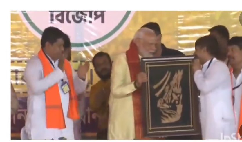 Ulta pulta! @narendramodi holds #RabindranathTagore’s portrait upside down. Want Bengal’s votes but don’t know what Tagore looks like ? Wah Modiji Wah. Modi insults Gurudev Rabindranath Tagore in Bengal.