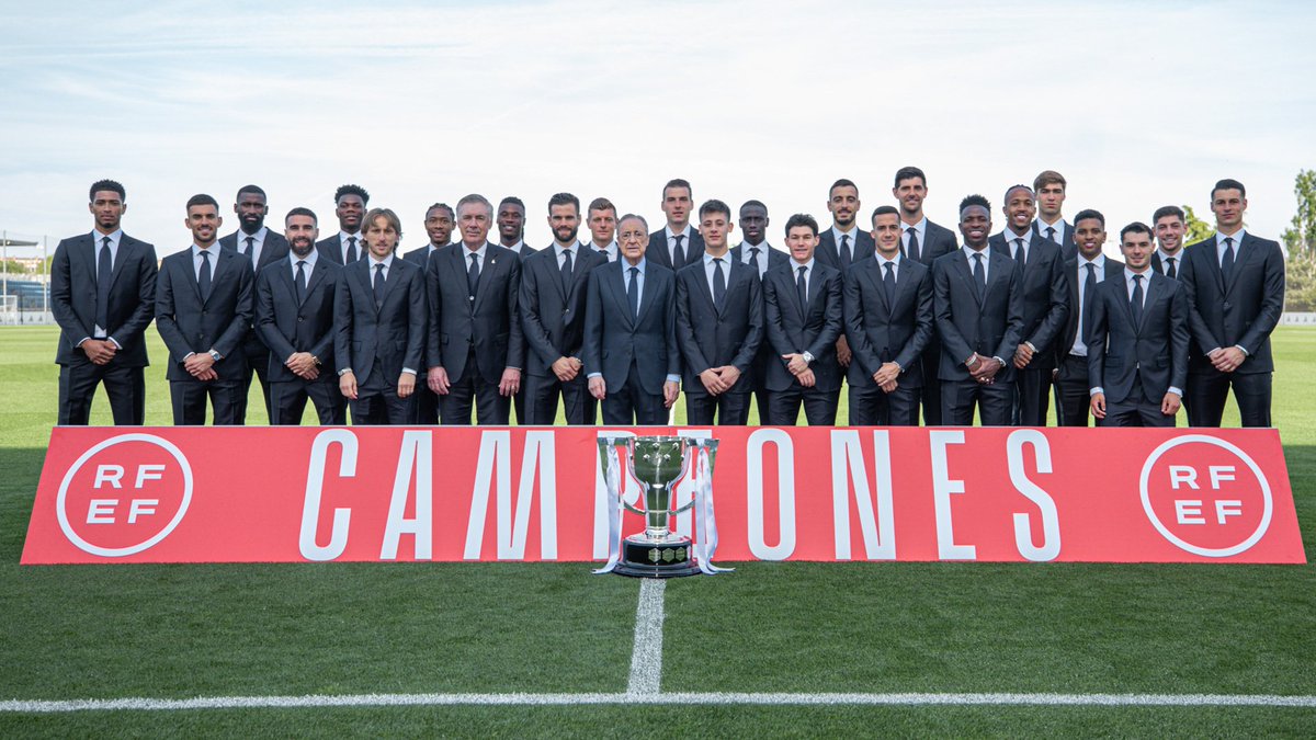 🏆 El Real Madrid recibe el trofeo de LaLiga en Valdebebas.
