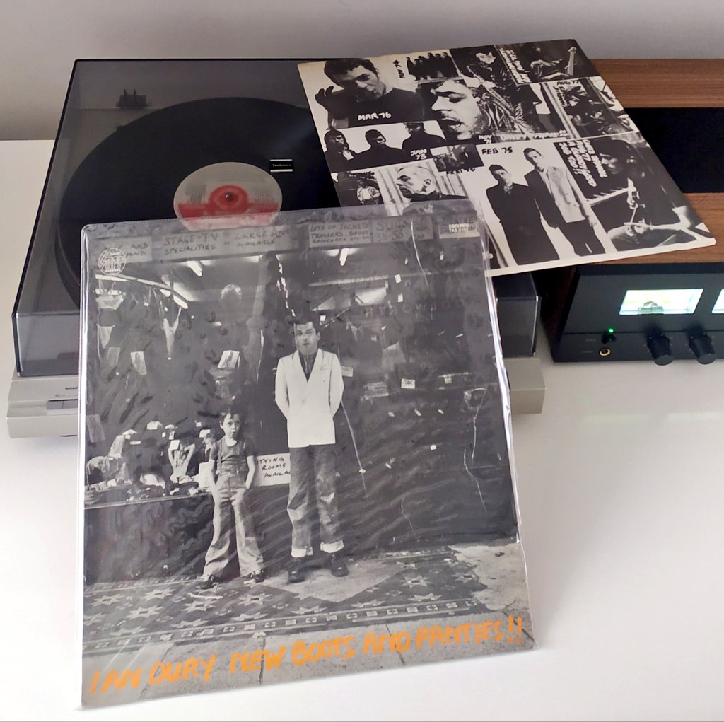 #IanDury és ORGULL de CLASSE però, alhora, MARGINALITAT SOCIAL i INVALIDESA INFANTIL... COCKTAIL que, a ell, l'ENDUREIX. Després de Kilburn & the High Roads, també amb #ChazJankel, DEBUT 1977 a #StiffRecords: Potent SUMA de LLETRA #PubRock #Punk o #DanceFunk. Merescudament ICÒNIC