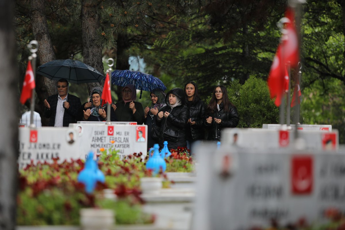 Valimiz Sayın Gökmen Çiçek, Garnizon Komutanı Tuğgeneral Haldun Taşan ve il protokolü ile birlikte, Anneler Günü münasebetiyle Kartal Şehitliği'nde düzenlenen programda, Şehitlerimizin huzurunda Şehitlerimizin Aileleri ile bir araya geldi.