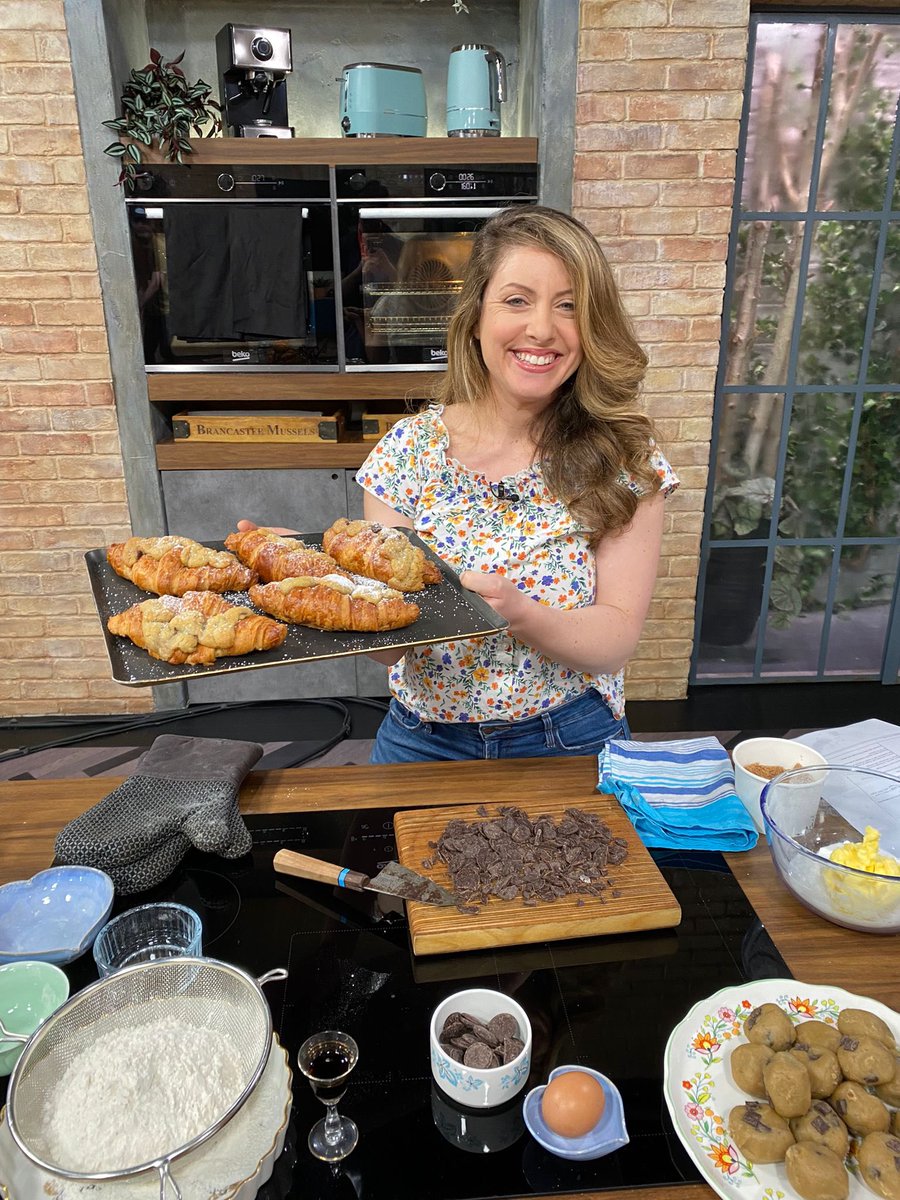 🥐 WE’RE BAKING CROOKIES! 🍪 The half-croissant, half-cookie TikTok sensation has finally made it into studio this morning courtesy of @camerinobakery! Full Recipe: virginmediatelevision.ie/shows/irelanda… #IrelandAM