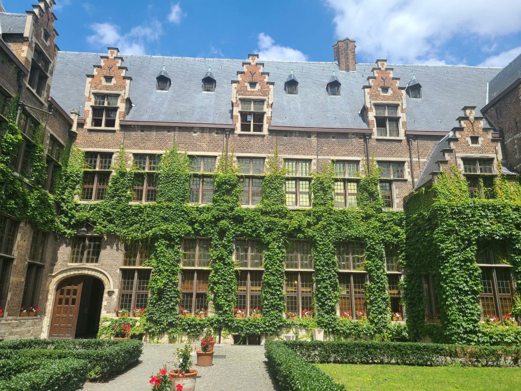 From our #IntlYALitMonth archive:

Exploring the magic of children's literature at Antwerp University's Summer School, by 2023 #IntlYALitMonth guest curator @juliaerin80.

glli-us.org/2023/05/24/exp…

#IntlYALit #YALit #YAStudies 🧵