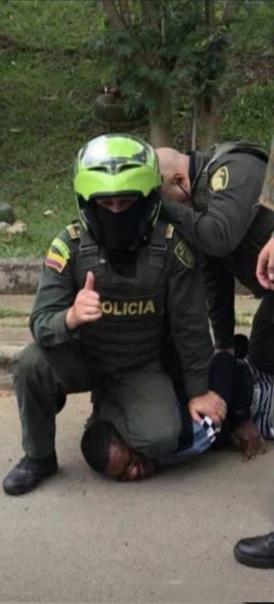 El pueblo colombiano ha vívido el terrorismo por parte d los grupos subversivos, el narcotrafico y, el terrorismo de parte del uribismo que nos ha querido vender una democracia disfrazada llamada 'SEGURIDAD DEMOCRÁTICA' Toda una mentira para desaparecer a todos sus opositores