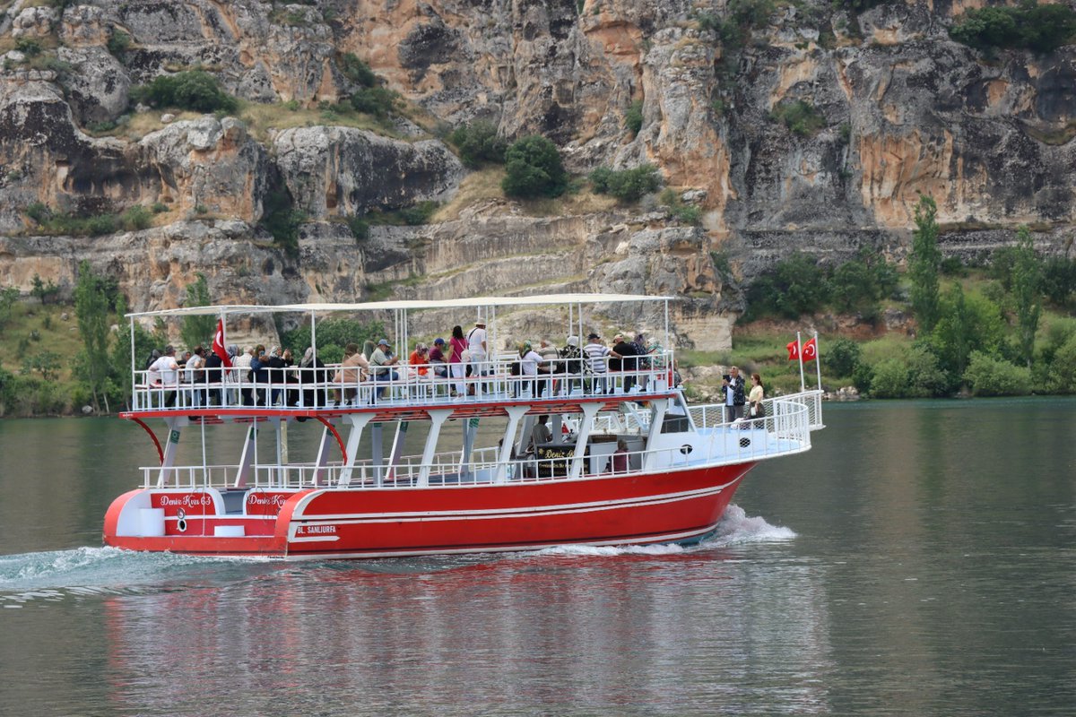 Şehir turizminin en önemli lokasyonlarından olan Halfeti'de denetimlerimizi sürdürüyoruz. Her gün binlerce yerli ve yabancı turistin ziyaret ettiği “Saklı Cennet” Halfeti'de iç sulardaki gezi tekneleri denetlendi. Eksikliklerin giderilmesi için kaptanlar uyarıldı.