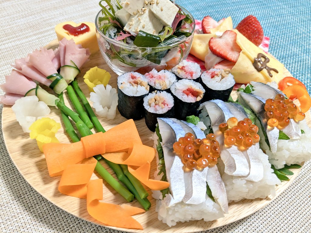 今日は「梅酢しめさばの押し寿司」と「梅納豆の細巻き」と「豆腐と海藻のサラダ」と「いちごのクレープ」です。
感謝の気持ちを込めて✨
                                🔵٩((´ーωー｀)💤
ouchisyokudo.com

#ごはん #おうちごはん #夕食