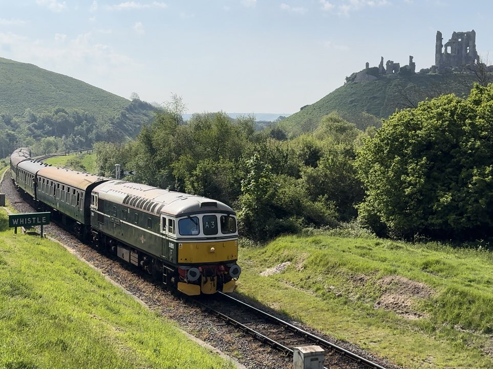 D6515 under the looming presence of Corfe Castle! Today I’m at the @SwanRailway for an action packed day full of diesels!