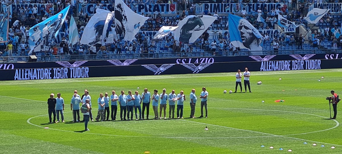 Un momento di grande emozione all'Olimpico per ricordare i 50 anni dello scudetto #Lazio 74. I figli in campo con le maglie dei loro papà.❤️ La Banda #Maestrelli