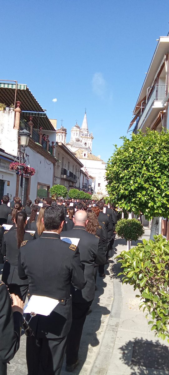 Así desfila #DeSalteras por las calles de La Palma del Condado tras la Santa Cruz de la Calle Sevilla.

🤎 ¡Es fiesta en sus calles!