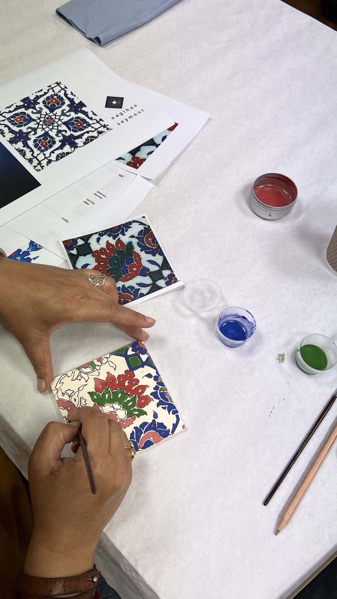 Another inspiring session at Yunus Emre Institute London! Our İznik tile workshop, drawing inspiration from the stunning pieces at the @britishmuseum, continued yesterday with even more enthusiasm with @NagihanSeymour 🎨