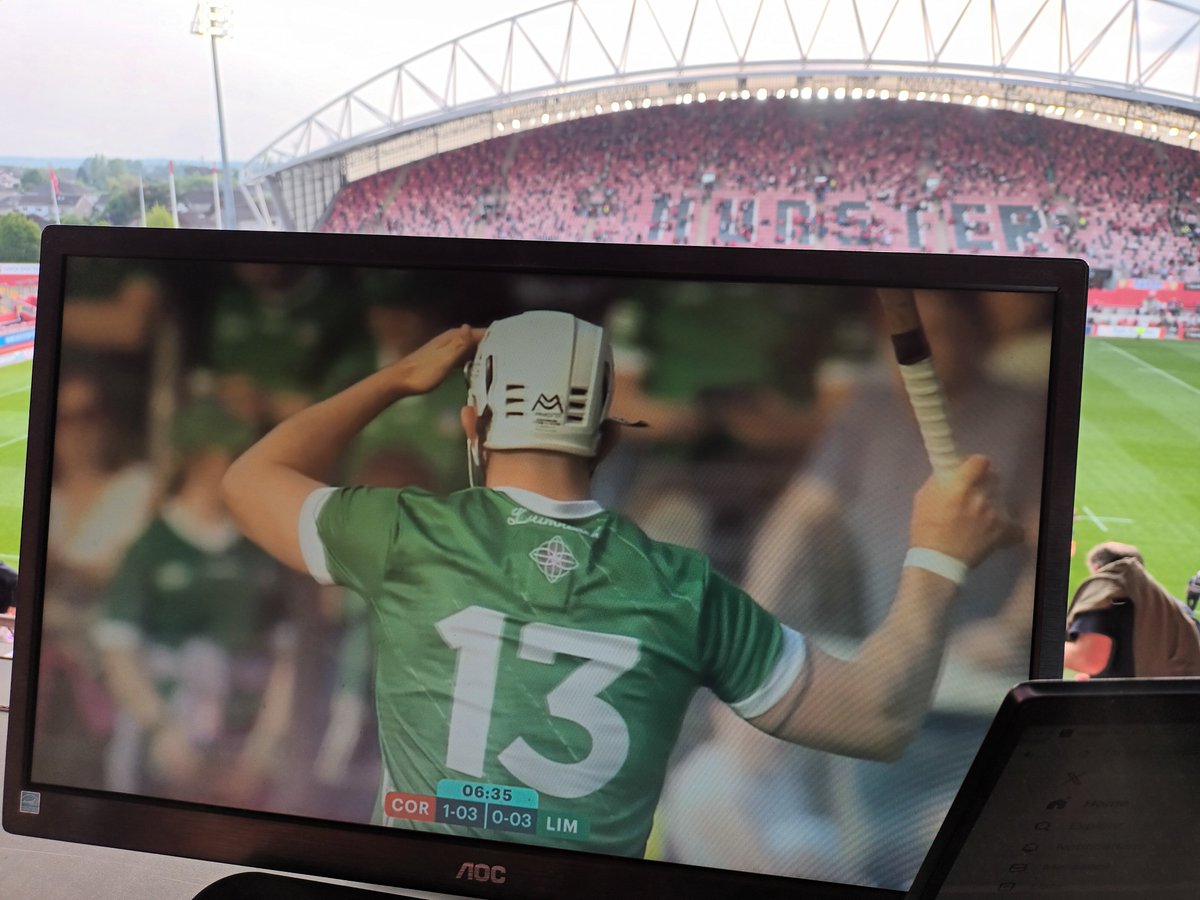 📺 Hurling fans well catered for at Thomond Park last night as stadium TV screens switched to Limerick v Cork in Munster SHC on full-time.  URC derby very entertaining. 20,183 attendance. Munster fans very invested in hurling too judging by the loud cheers!

#LLSport 🏉 🇳🇬 v 🇦🇹