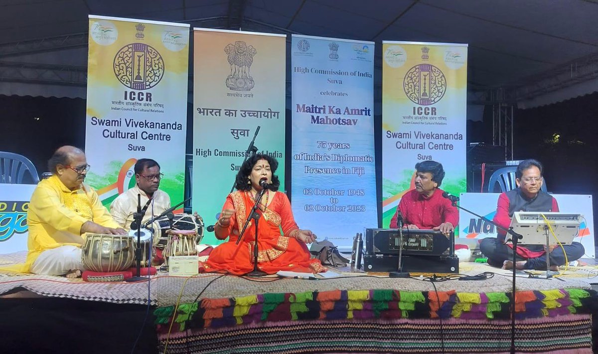 🇮🇳🤝🇫🇯 Celebrating 145 years of shared cultural heritage. Glimpses from the ongoing Bhojpuri Folk Music Show @ Fiji Girmit Commemoration in #Lautoka, by famous 🇮🇳 Artist Vandana Shukla & Group sponsored by @iccr_hq especially for the occasion. @MEAIndia @IndianDiplomacy