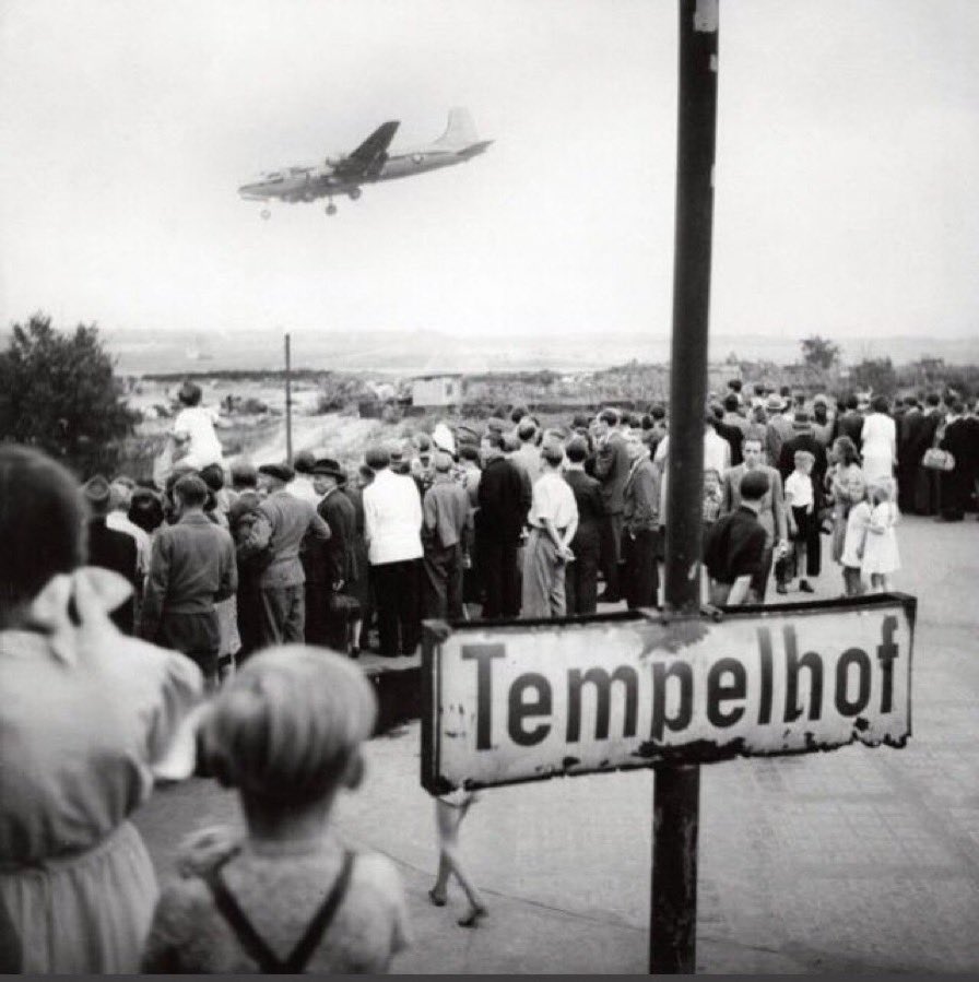 Am 12. Mai 1949 endete die Berliner #Luftbruecke. Nachdem die Sowjetunion sämtliche Verkehrswege blockiert hatte, versorgten die amerikanische und britische Luftwaffe die 2,2 Mio West- Berliner:innen 462 Tage lang auf dem Luftweg mit Lebensmitteln, Kohle und Baumaterial.