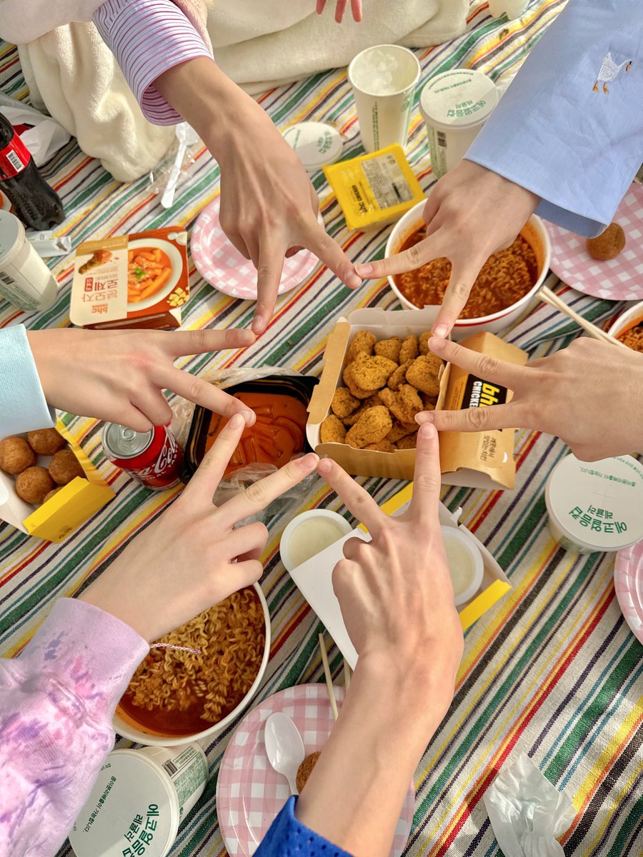 nctwishofficial's tweet image. ☀️✌️🍗#NCTWISH 🍜🧀✋