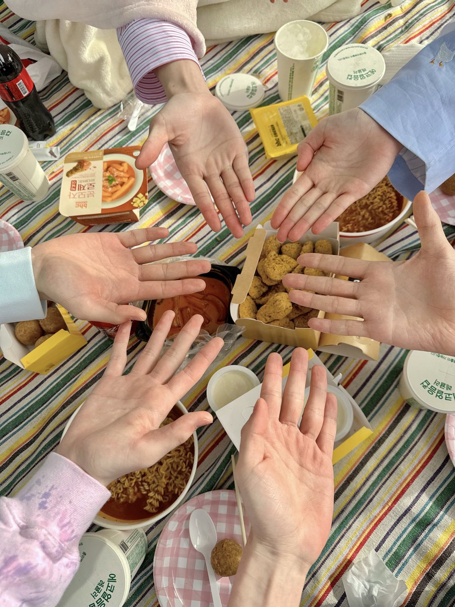nctwishofficial's tweet image. ☀️✌️🍗#NCTWISH 🍜🧀✋