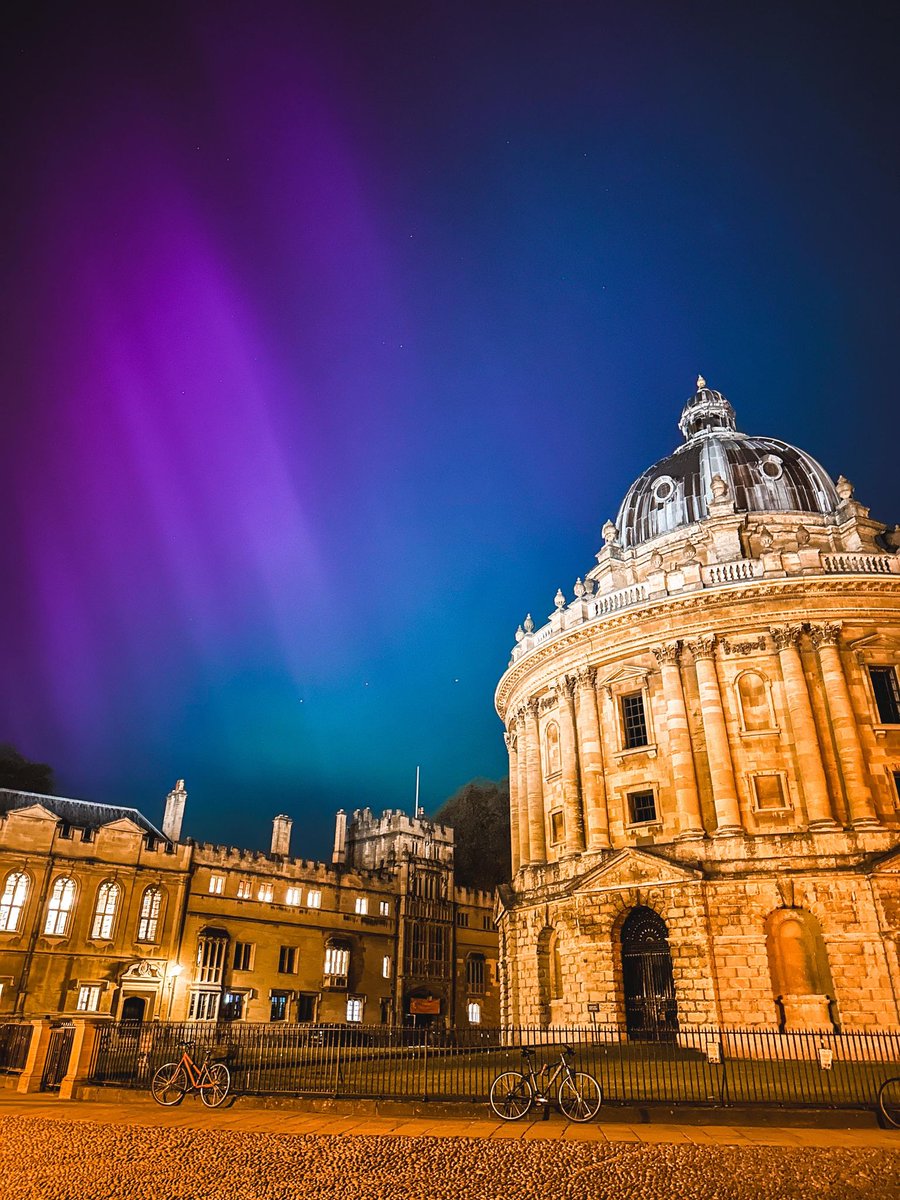 Did you see the #NorthernLights this weekend? A stunning display captured over Oxford's Radcliffe Camera🤩 Instagram 📷 : @lensoflec