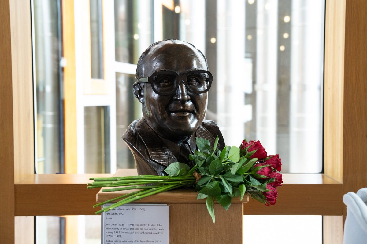 Remembering the great John Smith today, 30 years on from his passing. He was - and is - an inspiration to us all. Flowers laid by my friend @michaeljmarra at his commemorative bust in the Scottish Parliament.
