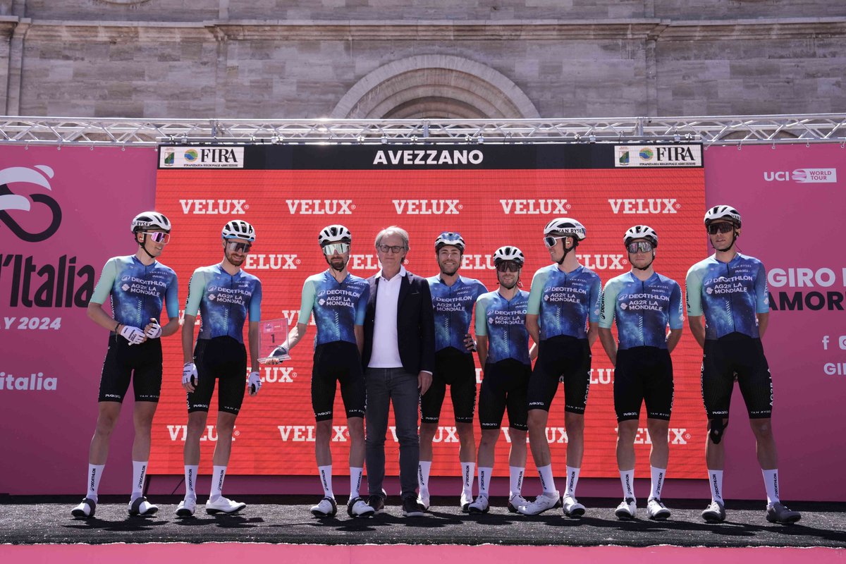 giroditalia's tweet photo. 🫂 The @velux #Superteam of Stage 8️⃣:
🇫🇷 @decathlonAG2RLM
#GirodItalia
#VELUXTransformingSpaces #VELUXChasingDaylight #ChasingDaylight https://t.co/wqr93R9XWW