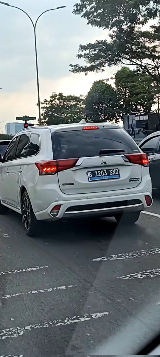 hubertusadi's tweet photo. Pak/bu @NTMCLantasPolri kalau mau lapor penyalahgunaan plat kemana ya? hari ini kebetulan liat seperti terlampir. kasian yg punya plat asli kalau disalah gunakan bagaimana. lokasi di sekitar BumiSerpongDamai-Tangsel @ToyotaID https://t.co/vgb8WaVJY7