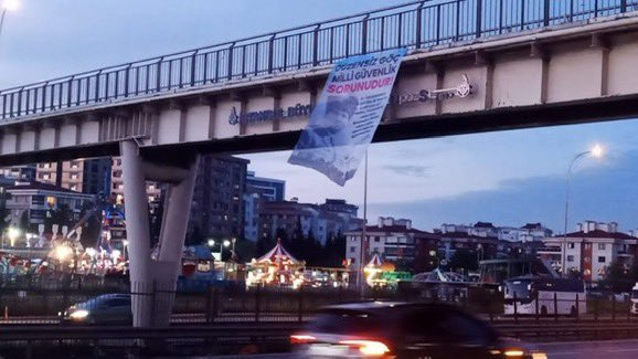 Zafer Partililer, İstanbul'un muhtelif yerlerine pankartlar astı:

“Düzensiz göç milli güvenlik sorunudur.”
