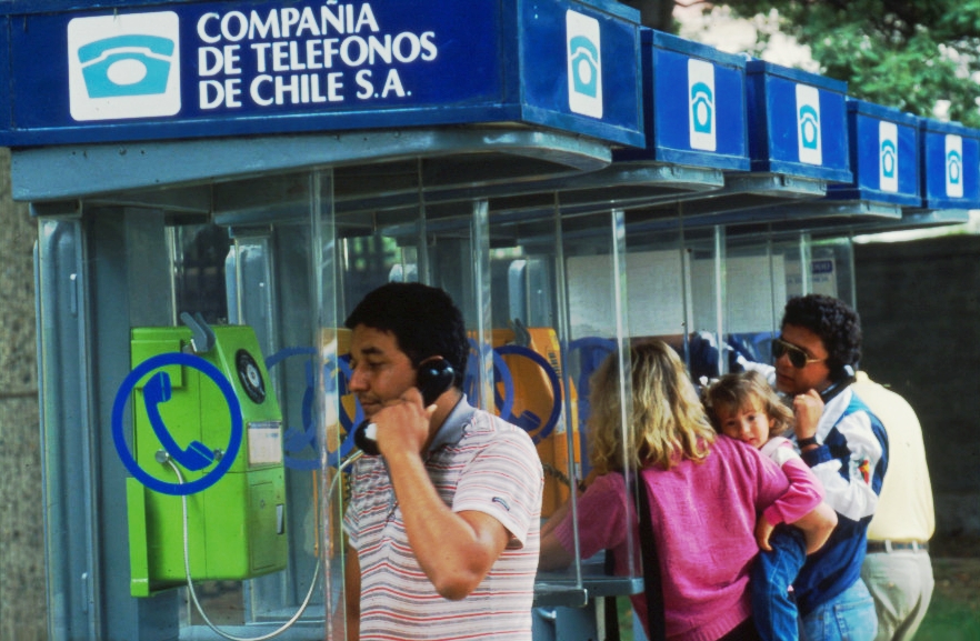 El Gobierno Militar inauguró en Chile la telefonía automática.