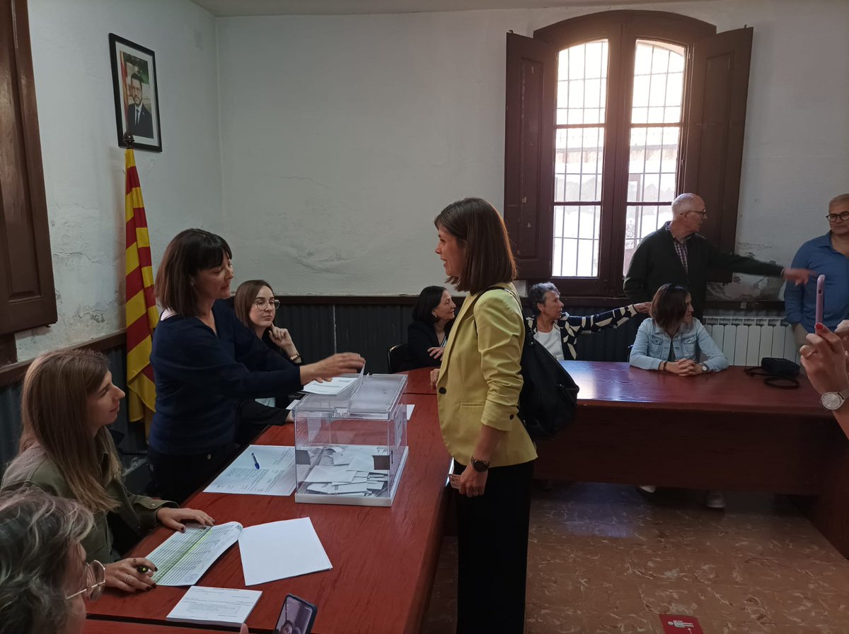 Moment de la votació de la primera candidata d' @Esquerra_ERC a Lleida, @martavilaltat a Torregrossa que ha destacat la importància de que avui cap vot és quedi a casa. #OmplimLesUrnes #AvuiCapVotACasa #12M
