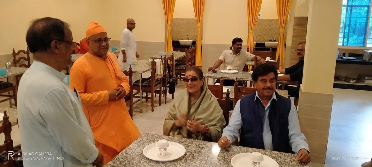 Visited the Rama Krishan Mission, Asansol with my 'bestest' half @PoonamSinha Minister @GhatakMoloy & #Animesh. We offered our respects & took blessings. Received a very warm welcome by Swami #SumanandaMaharaj Swami #AdhithayanandMaharaj & Swami #BharupanandaMaharaj. Also had…