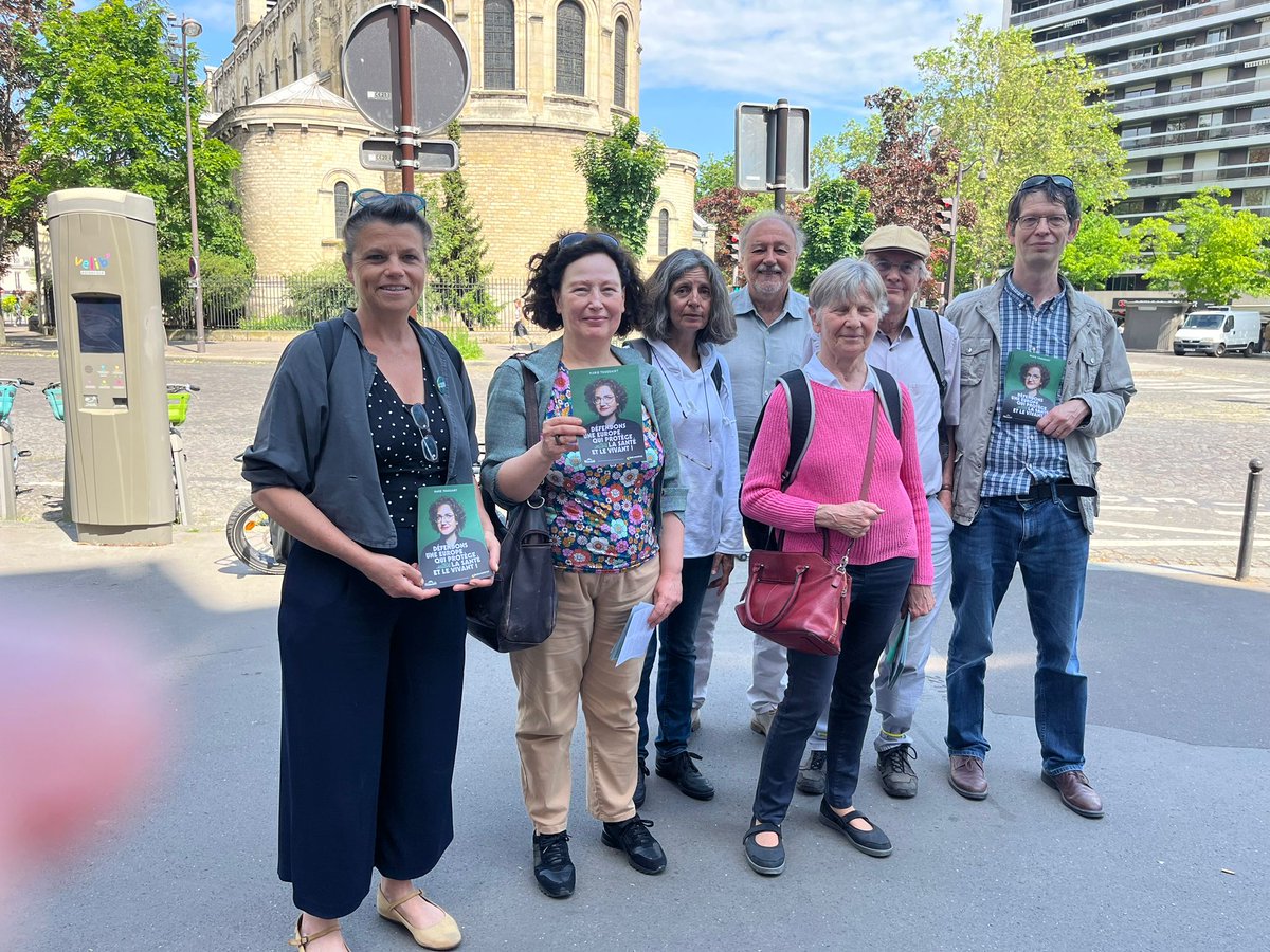 MPMarchand's tweet photo. La campagne des écologistes du 13ème pour porter des députés européens de combat au Parlement européen continue ! Ce matin, au marché Jeanne d'Arc avec un très bon accueil et de beaux échanges dans le Paris printanier et calme de ce grand week-end. @marietouss1 @eelv13e https://t.co/OkPFXAhfHO
