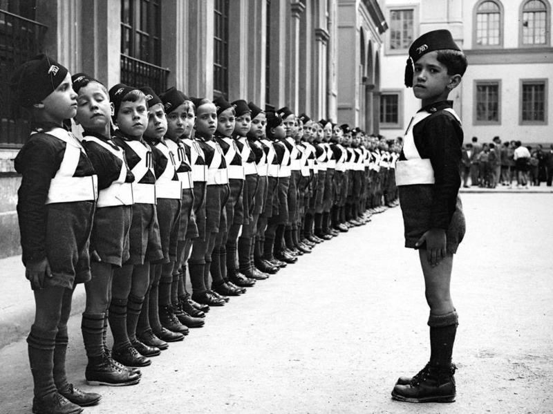 ETICA SOCIAL

Para el marxismo, la ética constituye un instrumento del que se sirve la clase burguesa para someter a la clase trabajadora. La moral no existe, puesto que lo éticamente correcto es un producto de la base de la sociedad, variando en cada fase de la historia, siendo