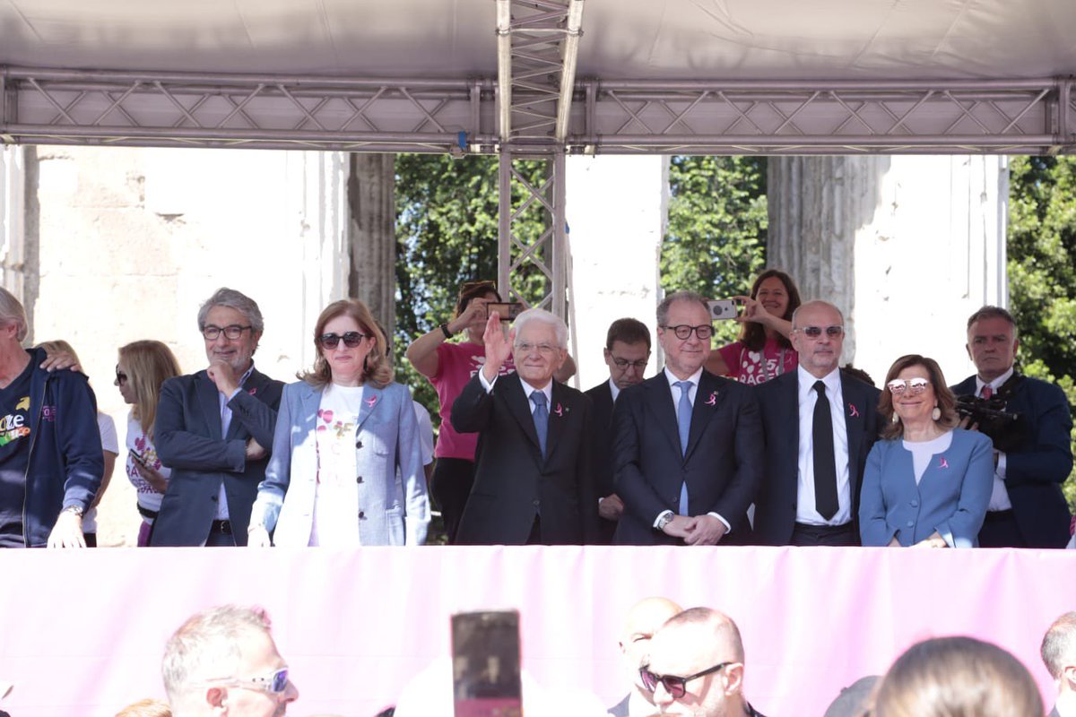 Con il Presidente della Repubblica, Sergio Mattarella, ho salutato il fiume di persone che hanno partecipato a Roma alla Race for The Cure, la maratona organizzata dalla Fondazione Kamen per la prevenzione dei tumori al seno. Una mattinata densa di emozioni.