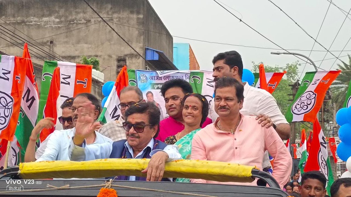 Huge enthusiastic crowds were out on this mega, colossal 'Road Show' at Mohishila, Asansol. Along with Minister @GhatakMolay Depty Mayor #AbhijithGhatak students union president #AbhinavMukherjee many senior leaders & workers #TMC. A very productive day! Joi Bangla! Jai Hind!…