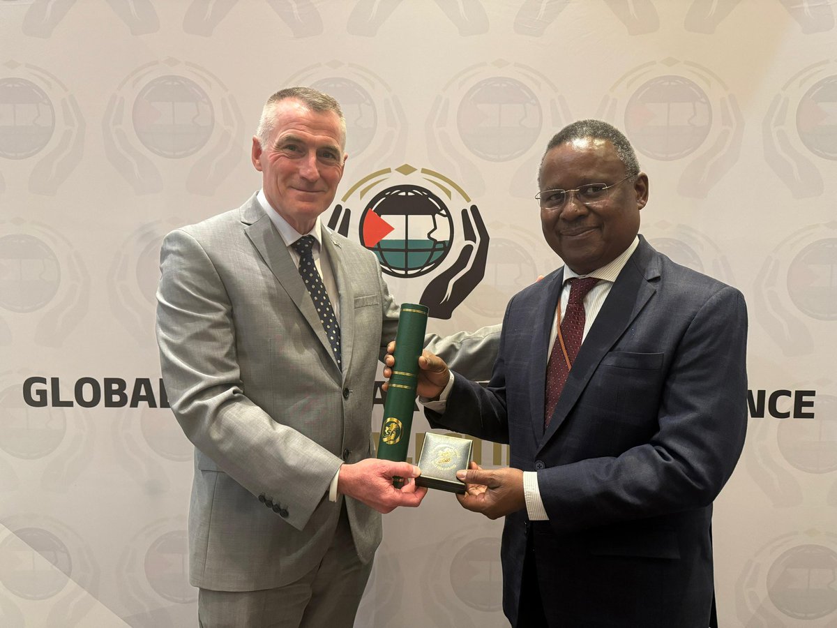 It was a pleasure to make a presentation of solidarity gifts from Sinn Féin to our brother, & legend of the South African anti-apartheid struggle, Rev Frank Chikane, Chairperson of the Global Anti-Apartheid Conference on Palestine #PalestineAfrica2024 🇵🇸🇿🇦🇮🇪