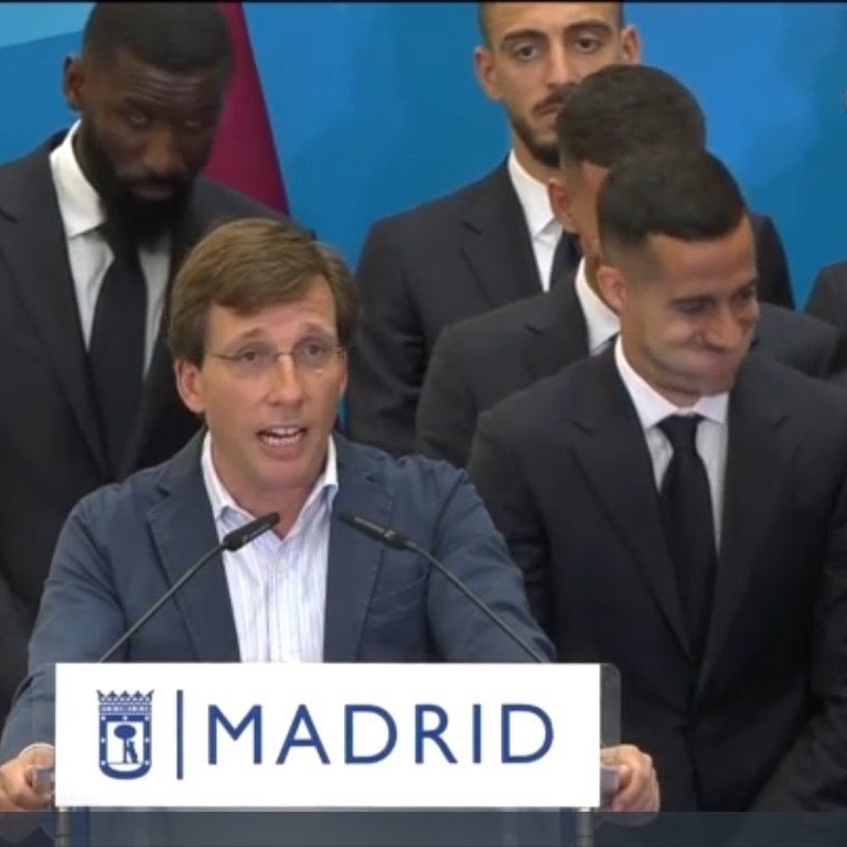 Lucas Vazquez can't hold back the laugh during the Mayor of Madrid's speech... 🤣🤣🤣
