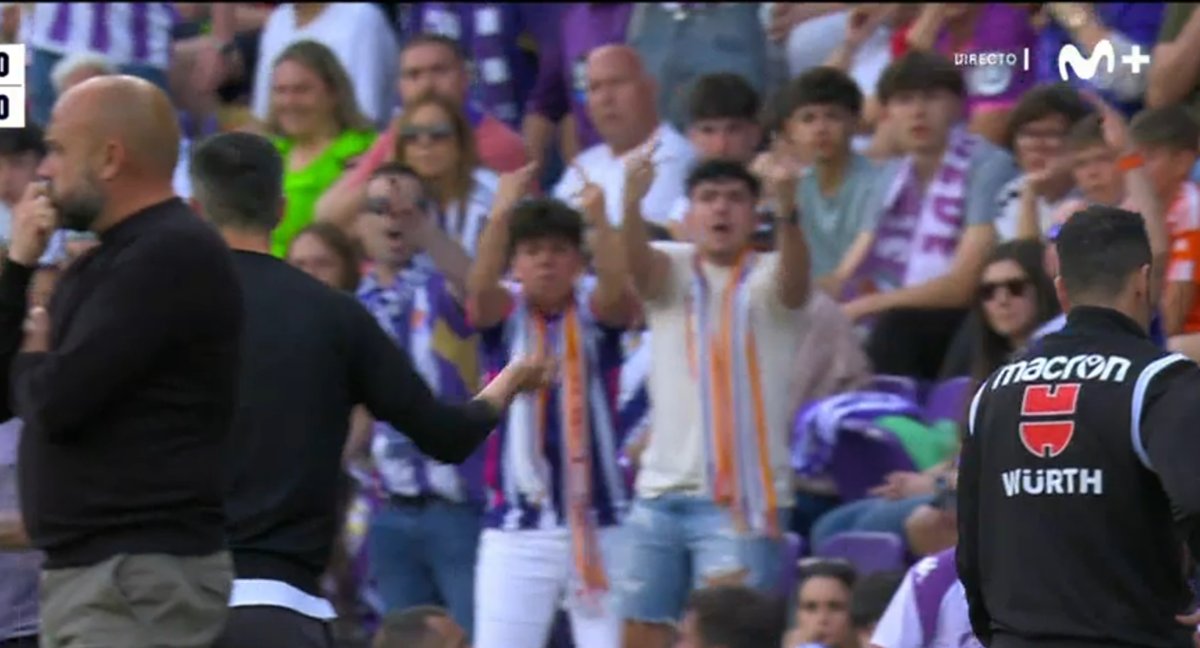 😬 Tensión entre algunos aficionados del Valladolid y Pezzolano. 🔄 El técnico se encaró con la grada por un cambio. 🎙 Después recriminó su actitud en rueda de prensa: 🗣 'Nos está faltando una afición competitiva'.