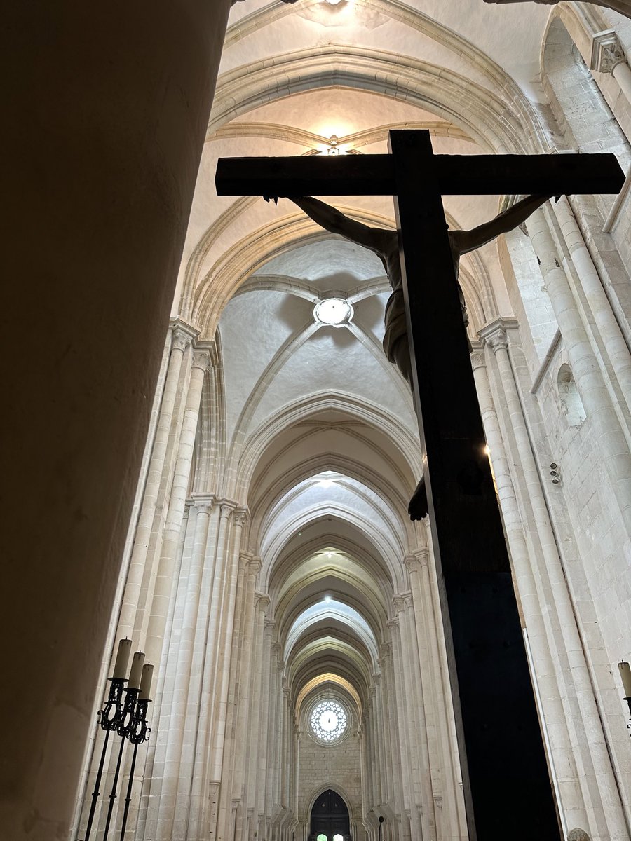 “Stat Crux dum volvitur mundi.” The Cross stands whilst the world changes. It is the manifestation of Christ’s glory, which rises up to the Father as the pointed arches of this wonderful Gothic Church display. Alcobaça, one of the first samples of Portuguese Gothic Style.
