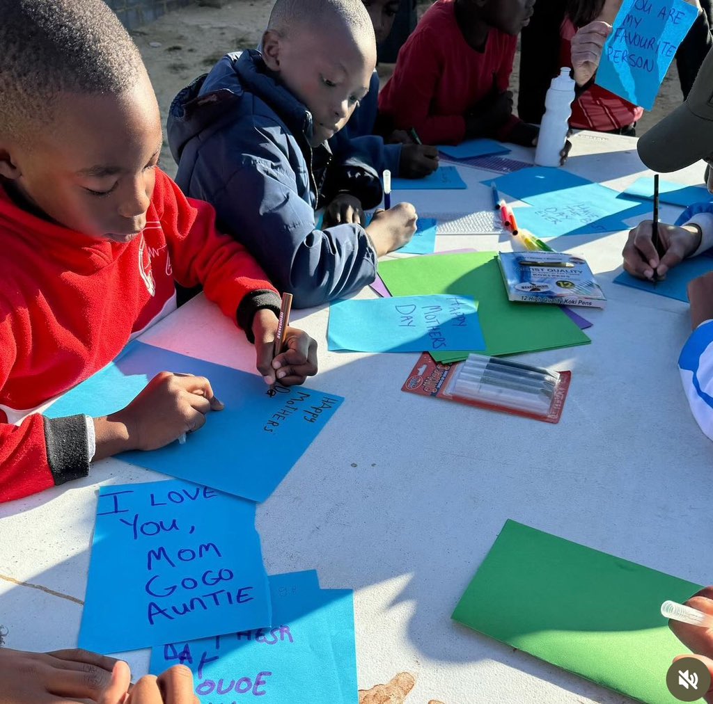 This weekend our kids made beautiful Mother's Day cards for their families❤️📚 Thank you to all our wonderful Moms, Gogo's and Aunts for all the love you give to our kids and our community. Happy Mothers Day🌸 #RunAlexJuniors #ReadAlex #RunAlex