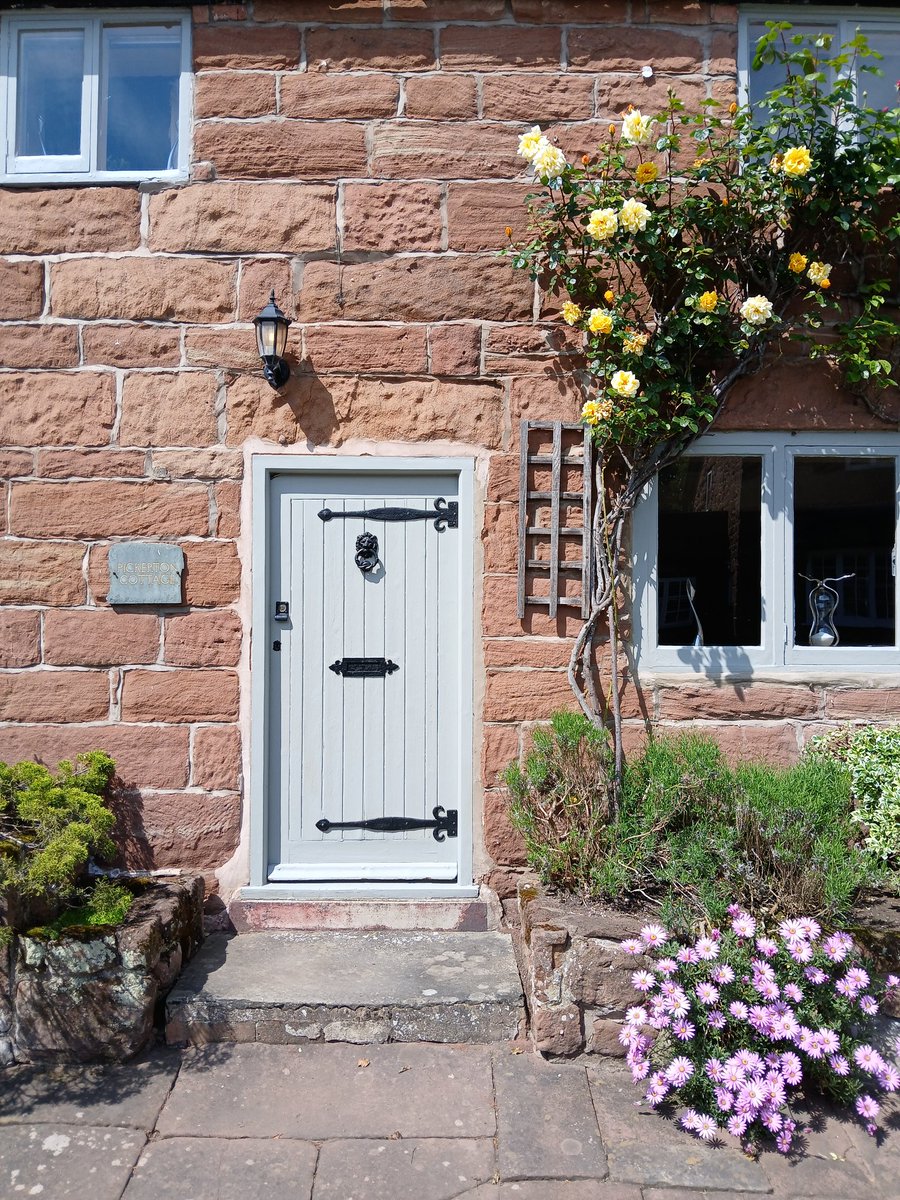 A quintessential #English #cottage 
#nocontextdoors #dailydoor #doors 
Burton on the #wirral