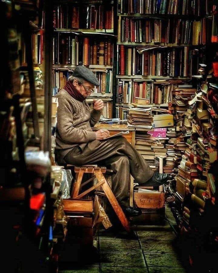 📚 'El que acumula libros, acumula sueños y si tienes muchos sueños, eres joven aún cuando tengas ochenta años'. 🖋 Ugo Ojetti
