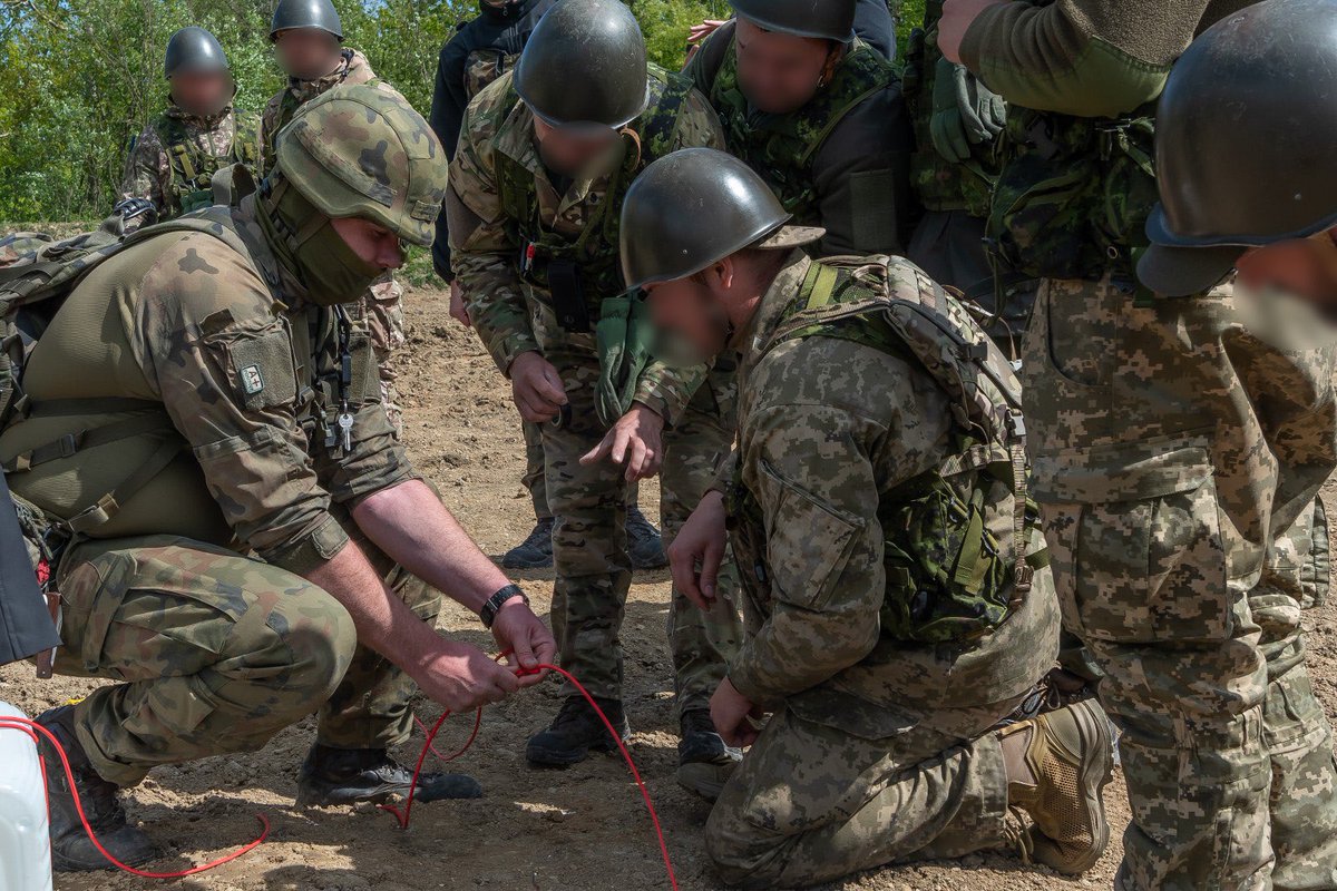 #SupportforUkraine 🇺🇦 W ramach misji szkoleniowej 🇪🇺 #EUMAM realizowane jest szkolenie żołnierzy ukraińskich. Działania szkoleniowe na terytorium 🇵🇱 koordynowane są przez wielonarodowe dowództwo Combined Arms Training Command (CAT-C), które stacjonuje w Żaganiu. W misji