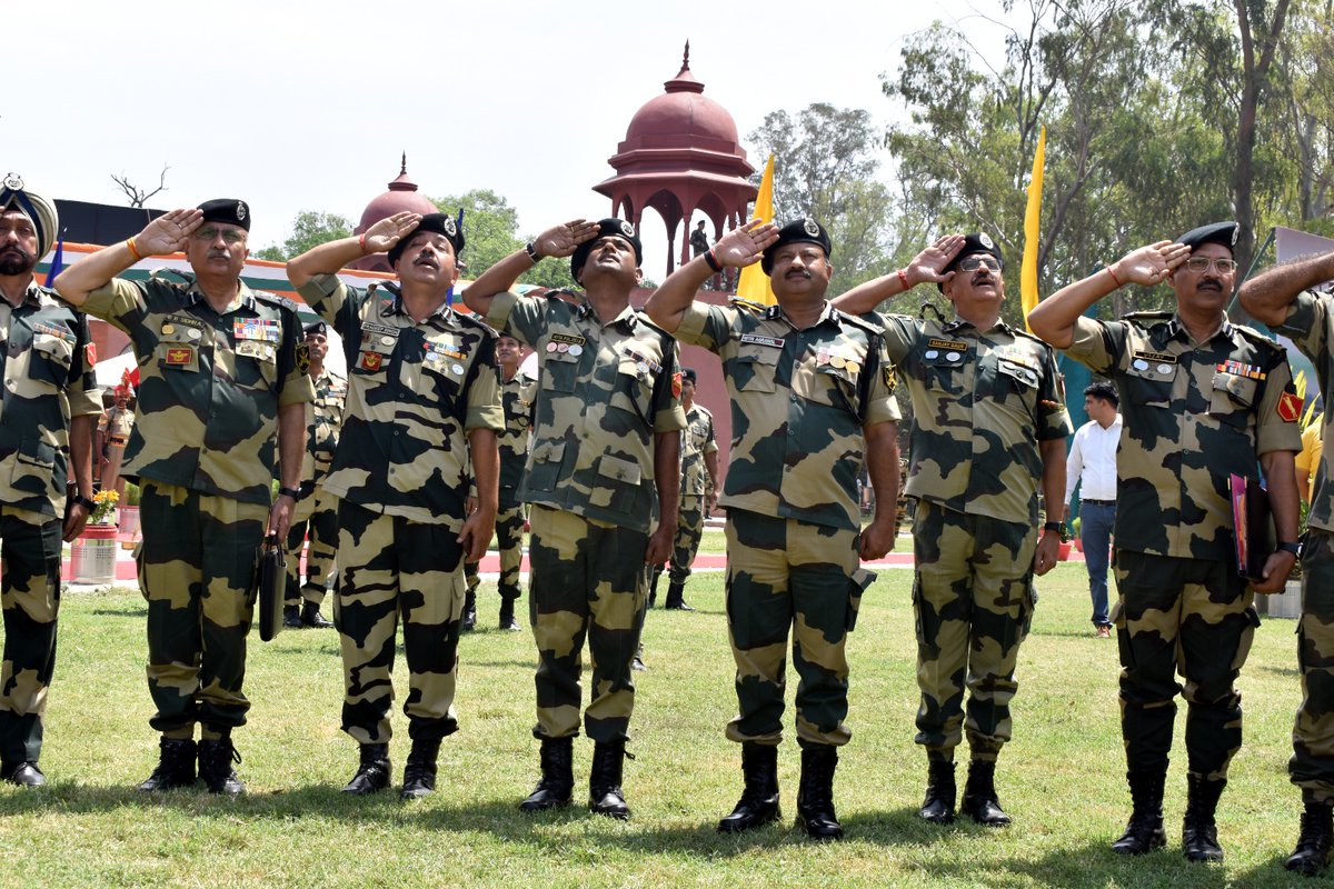 Proud moment alert! DG BSF Nitin Agrawal hoists the breathtaking BSF flag at Attari, standing tall alongside the highest Tricolour in the Indian subcontinent. 🌈 #DG_BSF #NitinAgrawal #Tallest_BSF_Flag #RCBvDC #CSKvsRR #DHONI𓃵 #fixing #oriele