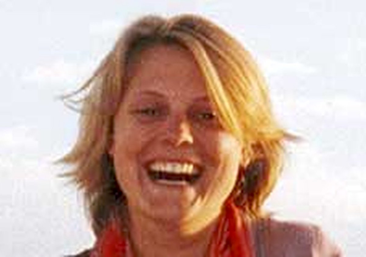 Hélène De Beir was murdered in a violent ambush whilst working to alleviate the suffering of the Afghan people on June 2, 2004. 

Photo Nieuwsblad.

#aidworkers #activists #volunteering #youmanity