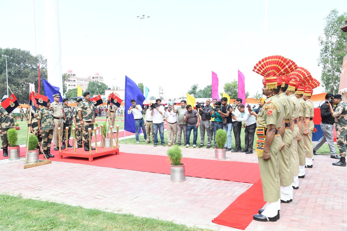tejran_official's tweet photo. With each stitch, we weave a stronger nation! DG BSF Nitin Agrawal raises the monumental BSF flag at Attari, symbolizing our unity and resilience. 🌟 #DG_BSF #NitinAgrawal #Tallest_BSF_Flag #RCBvDC
#CSKvsRR #DHONI𓃵 #Fixing  #MSDhoni𓃵, https://t.co/OWxOr78Qw2