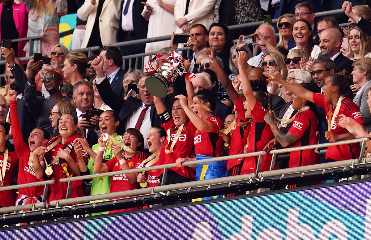 Manchester United lift the FA Cup trophy at Wembley itv.com/news/granada/2…