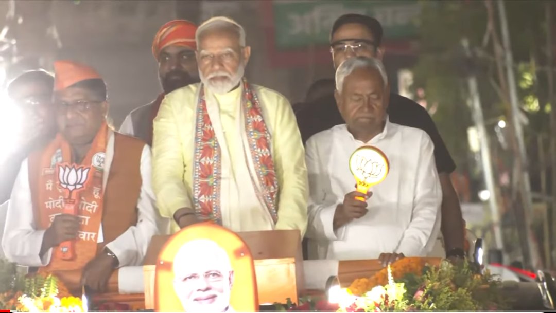 JaikyYadav16's tweet photo. यह नीतीश कुमार हैं, ये बिहार के मुख्यमंत्री हैं। इनकी पार्टी का नाम है JDU और यह अपनी पार्टी के राष्ट्रीय अध्यक्ष हैं। इनकी पार्टी का सिंबल है "तीर" मगर 

आज पटना में मोदी जी का रोड शो था उसमें नीतीश कुमार शामिल हुए थे, आप दूसरी तस्वीर में देख सकते हो कि 

नीतीश कुमार के हाथों में कमल का यानि BJP का सिंबल है। अब आप ख़ुद ही अंदाज़ा लगाइए कि 

जो नीतीश कुमार साहब INDIA गठबंधन में रहते हुए प्रधानंमत्री पद के प्रबल दावेदार के रूप में देखे जा रहे थे वह अब अपनी पार्टी के राष्ट्रीय अध्यक्ष होते हुए भी कमल दिखाकर प्रचार कर रहे हैं।