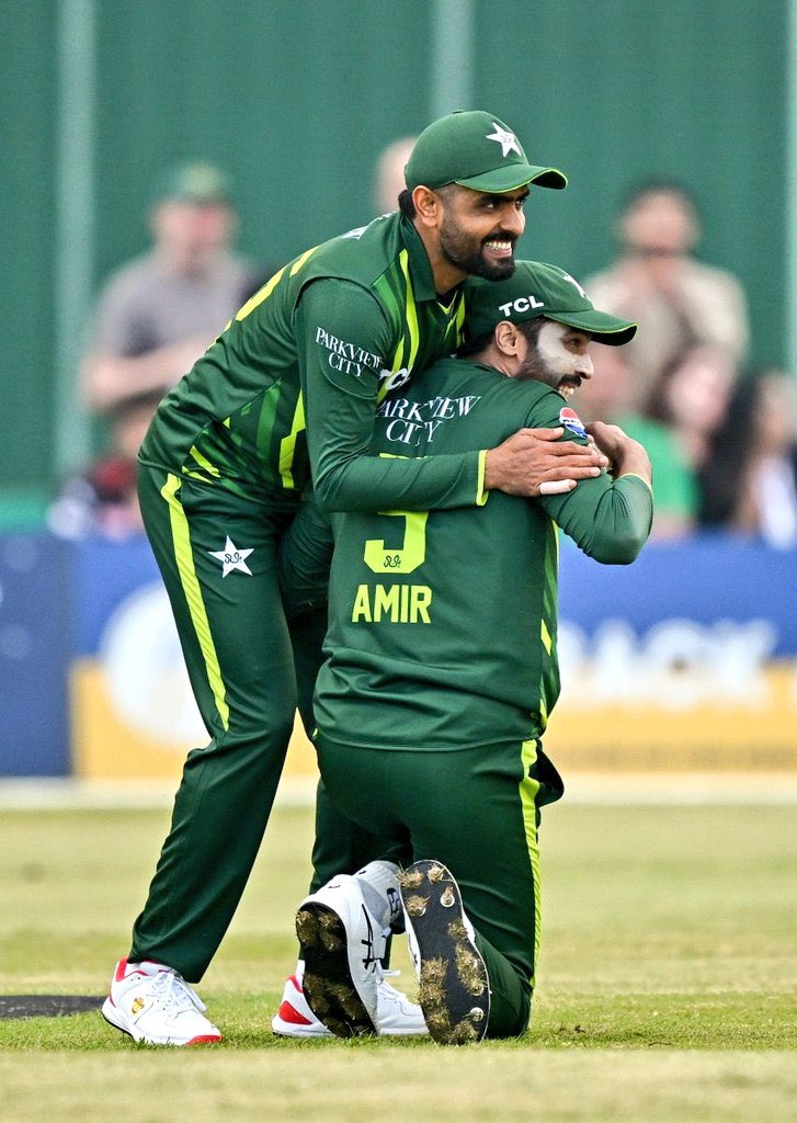 Wholesome moment. Pakistan unites here. Amir and Babar ☘️ #IREvsPAK #BabarAzam
