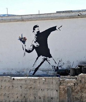Yoshi gittiği sergide ünlü ressam Banksy'nin Filistin'deki duvarlara çizdiği özgürlüğü ve Filistin halkına olan desteğini simgeleyen resim ile fotoğraf çekmiş ve Treasure'ın 7 milyonluk resmi hesabında paylaşmış işte onurlu duruş buna denir 🇵🇸